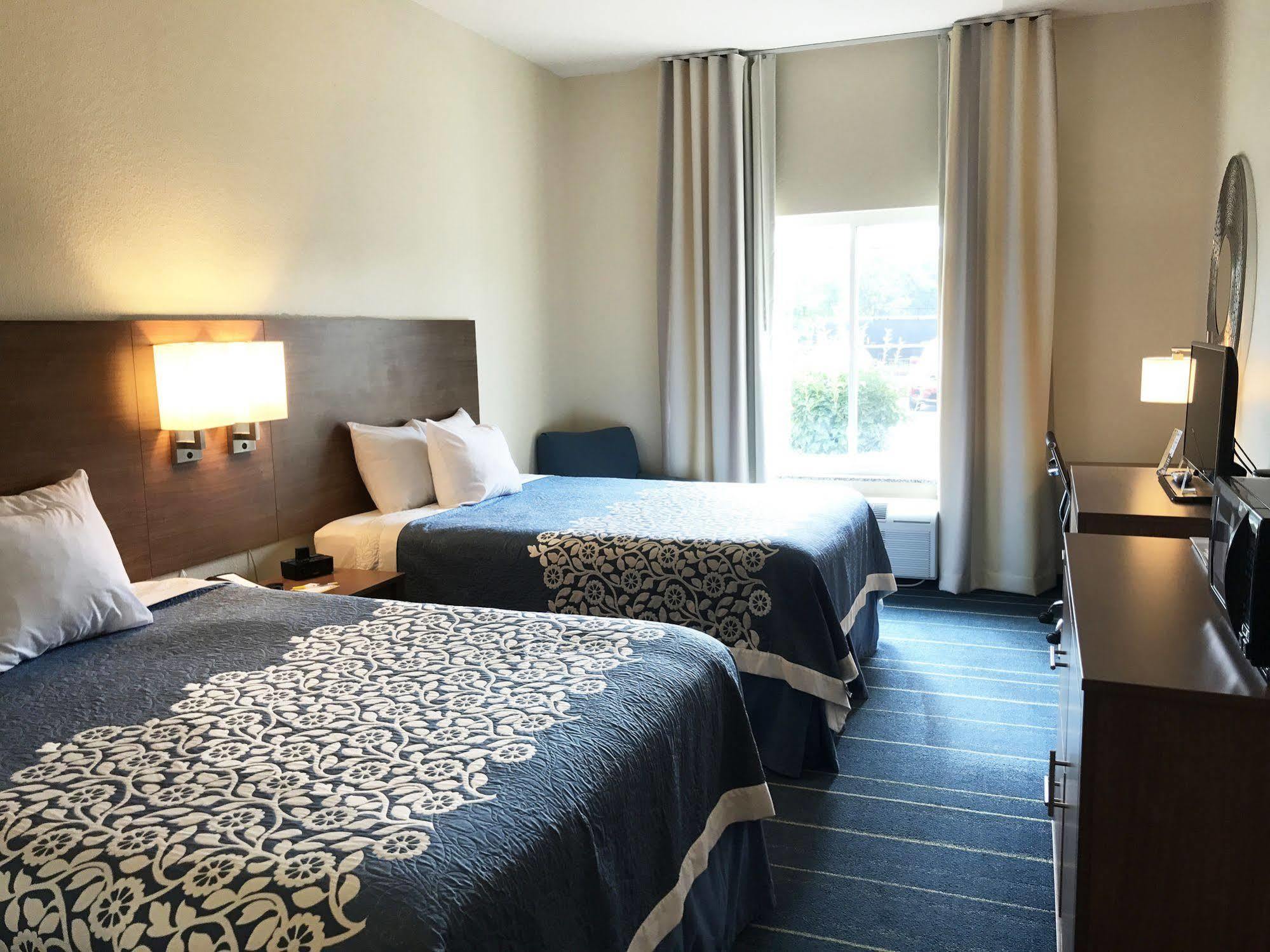 Days Inn By Wyndham Cadiz Exterior photo