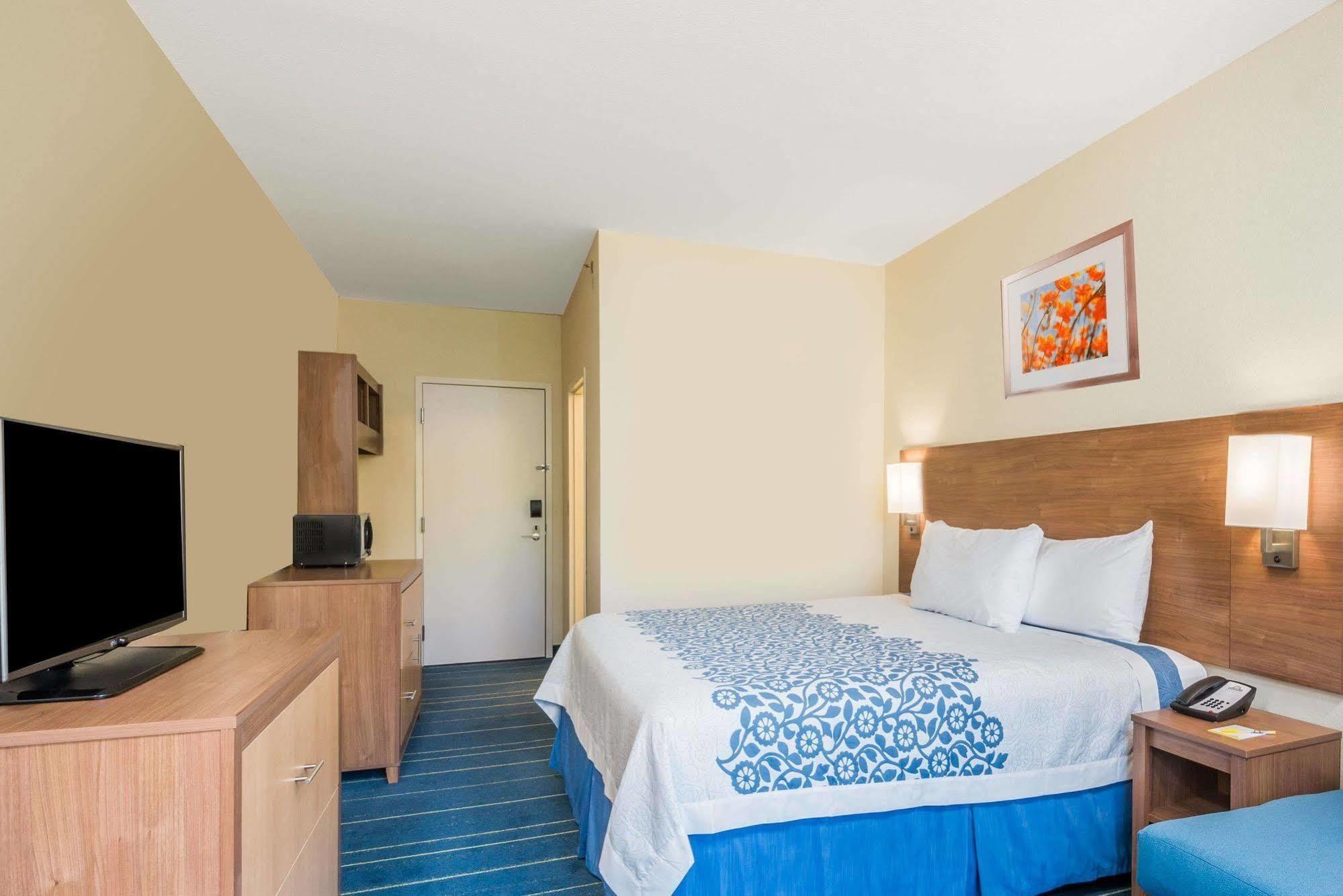 Days Inn By Wyndham Cadiz Exterior photo