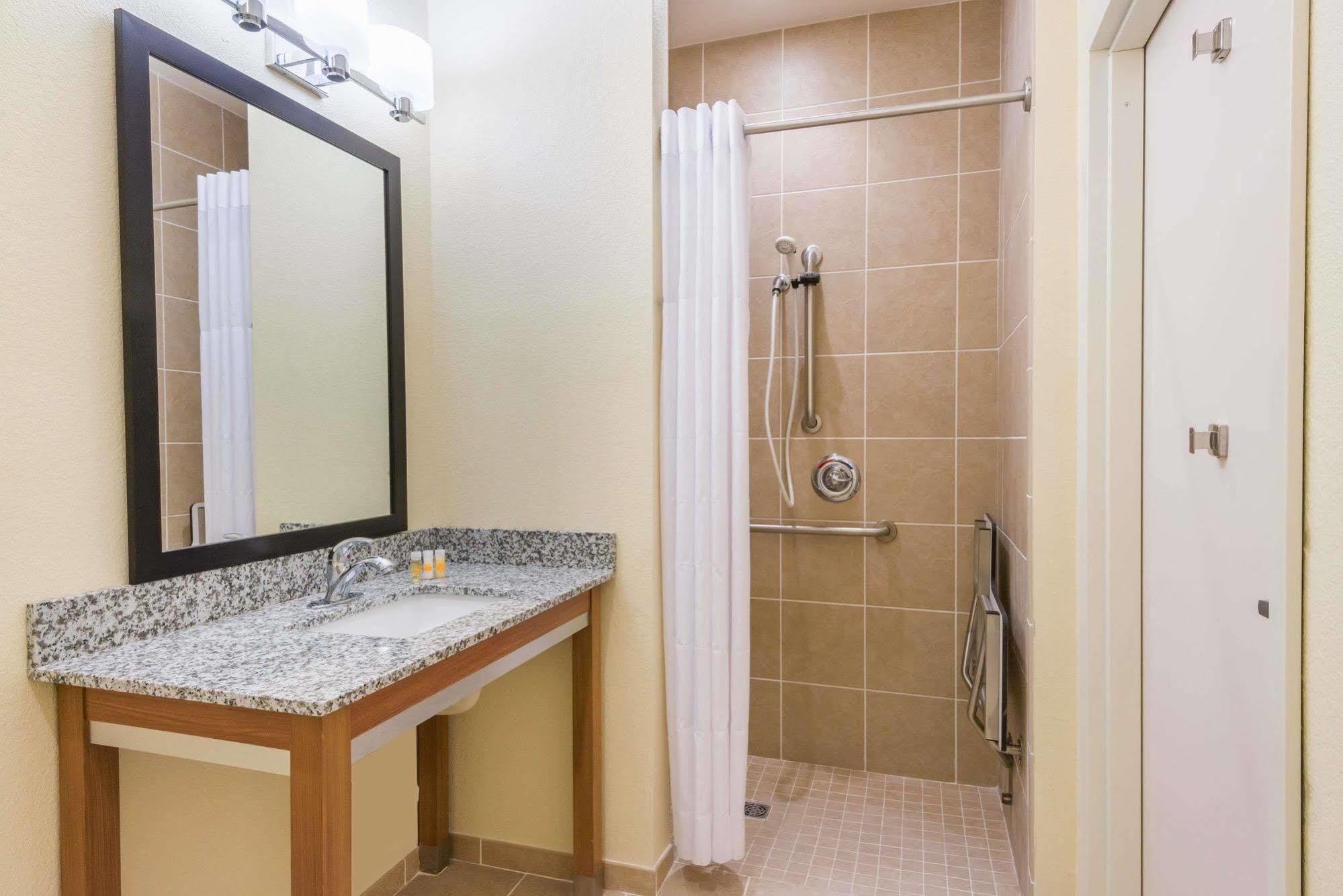 Days Inn By Wyndham Cadiz Exterior photo